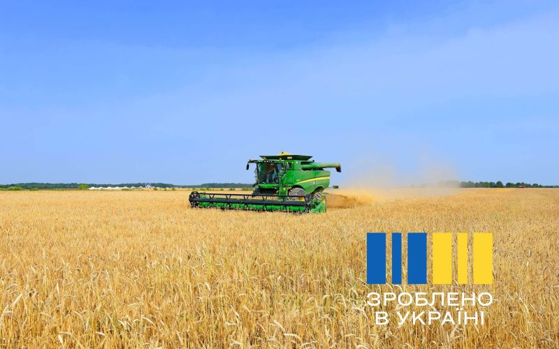 Kalush-Ukraine-combine-harvesting-grain-e1440147434908 копія (1)